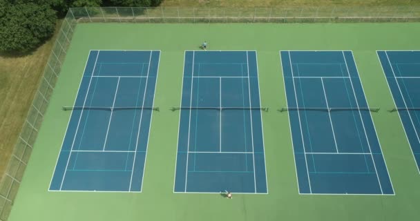 Zwei Tennisspieler Treffen Sommer Auf Einem Tennisplatz Park Aufeinander — Stockvideo