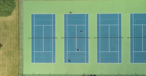 Cuatro Jugadores Tenis Reúnen Uno Contra Otro Una Cancha Tenis — Vídeo de stock