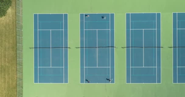 Cuatro Jugadores Tenis Reúnen Uno Contra Otro Una Cancha Tenis — Vídeo de stock