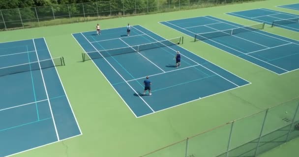 Fyra Tennisspelare Samlas Mot Varandra Park Distrikt Tennisbana Sommaren — Stockvideo