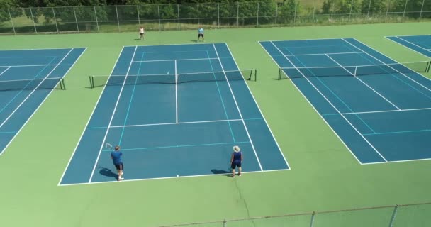 Fyra Tennisspelare Samlas Mot Varandra Park Distrikt Tennisbana Sommaren — Stockvideo