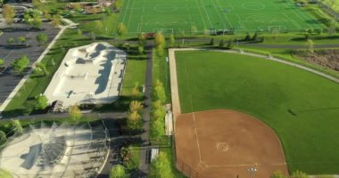 Futbol / lakros sahaları, vuruş kafesleri, kaykay parkı ve ışıklı softbol sahaları olan çok kullanımlı bir oyun alanı kompleksinin havadan görünüşü.