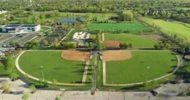 Futbol / lakros sahaları, vuruş kafesleri, kaykay parkı ve ışıklı softbol sahaları olan çok kullanımlı bir oyun alanı kompleksinin havadan görünüşü.