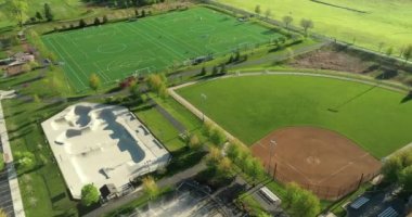 Futbol / lakros sahaları ve ışıklı softball sahaları olan çok kullanımlı bir oyun alanı kompleksinin havadan görüntüsü.