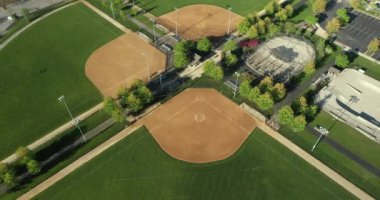 Futbol / lakros sahaları ve ışıklı softball sahaları olan çok kullanımlı bir oyun alanı kompleksinin havadan görüntüsü.