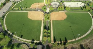 Futbol / lakros sahaları ve ışıklı softball sahaları olan çok kullanımlı bir oyun alanı kompleksinin havadan görüntüsü.