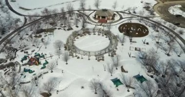 Kışın Glen, Glenview, Illinois 'de yürüyüş yolları olan bir toplum merkezinin yanındaki oyun parkının havadan görüntüsü..