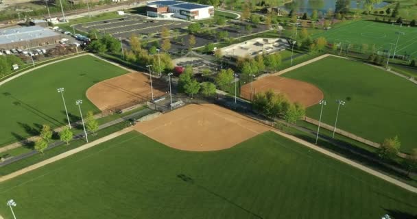 Luftaufnahme Eines Mehrzweck Spielfeldkomplexes Mit Fußball Lacrossefeldern Und Softballfeldern Mit — Stockvideo