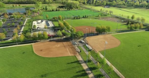 Luchtfoto Van Een Multifunctioneel Speelveldcomplex Met Voetbal Lacrosse Velden Softbalvelden — Stockvideo