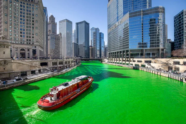 Chicago Fire Department Boat Cruises Chicago River Has Been Dyed — Stock Photo, Image