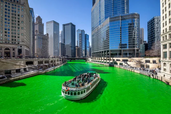 Various Boats Kayaks Cruise Chicago River Has Been Dyed Green — Stock Photo, Image