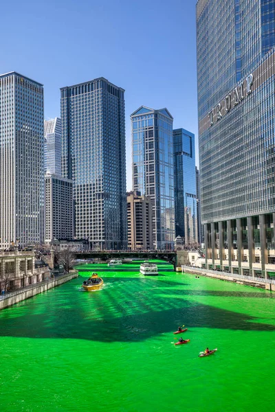 Various Boats Kayaks Cruise Chicago River Has Been Dyed Green — Stock Photo, Image