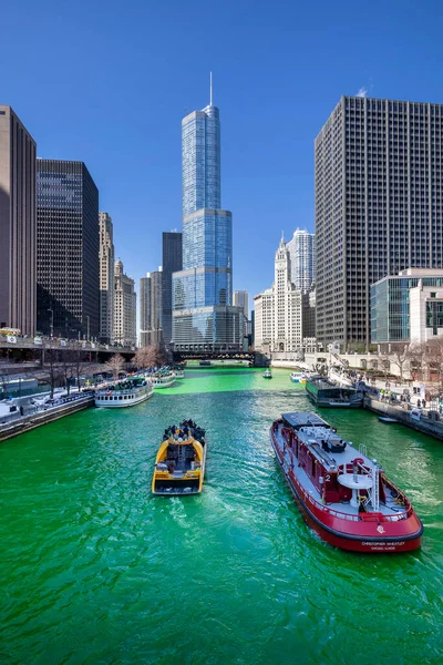 Verschillende Boten Motor Langs Chicago River Die Groen Geverfd Ter — Stockfoto