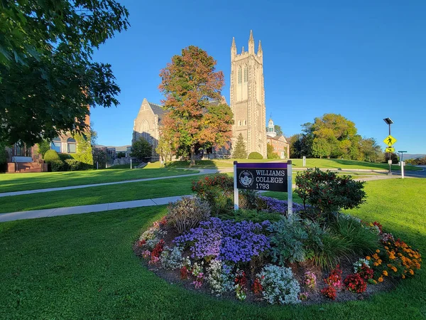 Pohled Květinové Záhony Nápisem Williams College Před Kaplí Thompson Memorial — Stock fotografie