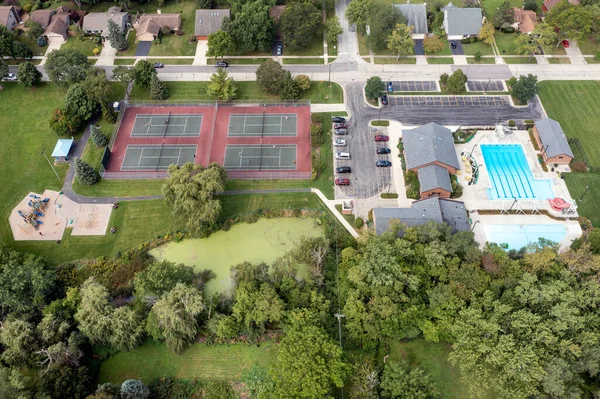 Luftfoto Forstadspark Legeplads Med Tennisbaner Swimmingpool - Stock-foto