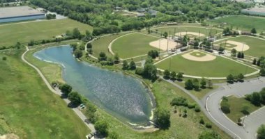 Bir banliyö spor kompleksinin hava görüntüsü