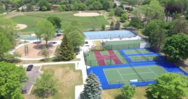 Tenis, yankesicilik, basketbol sahaları ve hokey sahası olan bir banliyö parkı.. 