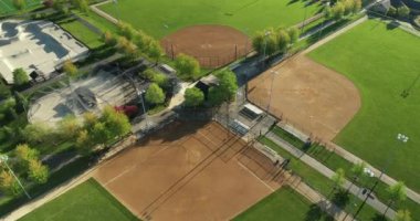 Futbol / lakros sahaları, vuruş kafesleri, kaykay parkı ve ışıklı softbol sahaları olan çok kullanımlı bir oyun alanı kompleksinin havadan görünüşü.