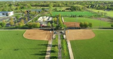 Futbol / lakros sahaları, vuruş kafesleri, kaykay parkı ve ışıklı softbol sahaları olan çok kullanımlı bir oyun alanı kompleksinin havadan görünüşü.