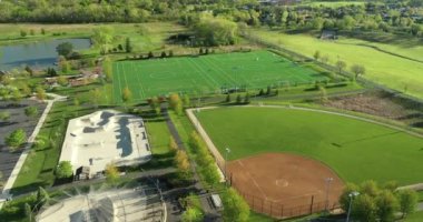 Futbol / lakros sahaları, vuruş kafesleri, kaykay parkı ve ışıklı softbol sahaları olan çok kullanımlı bir oyun alanı kompleksinin havadan görünüşü.