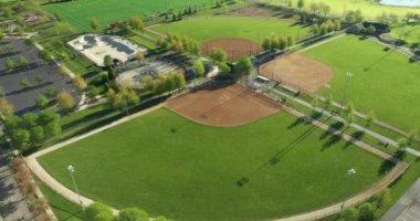 Futbol / lakros sahaları, vuruş kafesleri, kaykay parkı ve ışıklı softbol sahaları olan çok kullanımlı bir oyun alanı kompleksinin havadan görünüşü.