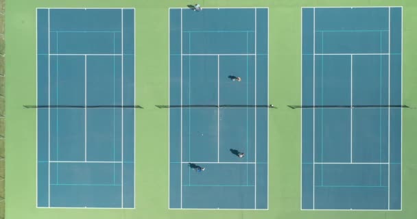 Dört Tenisçi Yaz Aylarında Bir Park Bölgesi Tenis Kortunda Birbirlerine — Stok video