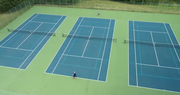 两个网球选手在一个公园区的网球场上互相比赛 — 图库视频影像