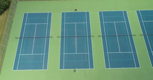 Zwei Tennisspieler Treffen Sommer Auf Einem Tennisplatz Park Aufeinander — Stockvideo