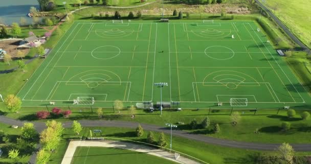 Luftaufnahme Eines Mehrzweck Spielfeldkomplexes Mit Fußball Lacrossefeldern — Stockvideo