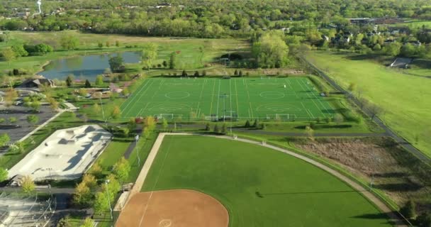 有足球场 曲棍球场 击球笼 滑板公园和有灯光的垒球场的多用途运动场地建筑群的空中景观 — 图库视频影像