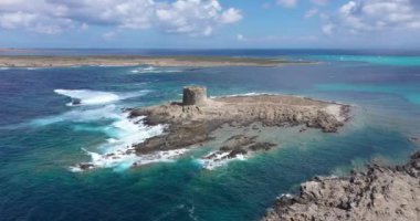 Torre della Pelosa 'nın hava görüntüsü, İtalya' nın kuzeybatısındaki Stintino La Pelosa Sahili yakınlarında 16. yüzyıldan kalma bir gözlem kulesi.. 