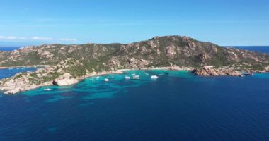 Cala Corsara ile Spargi Adası 'nın havadan görünüşü, La Maddalena Takımadası, Sardinya, İtalya' da turkuaz bir suyla yıkanan beyaz bir kumsal..
