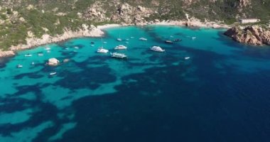 Cala Corsara ile Spargi Adası 'nın havadan görünüşü, La Maddalena Takımadası, Sardinya, İtalya' da turkuaz bir suyla yıkanan beyaz bir kumsal..