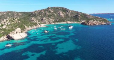 Cala Corsara ile Spargi Adası 'nın havadan görünüşü, La Maddalena Takımadası, Sardinya, İtalya' da turkuaz bir suyla yıkanan beyaz bir kumsal..