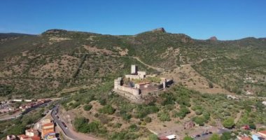 Renkli evleri ve İtalya 'nın Sardunya adasında ortaçağ şatosu olan güzel Bosa köyünün hava manzarası.