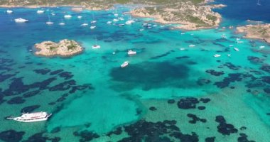 Cala Corsara ile Spargi Adası 'nın havadan görünüşü, La Maddalena Takımadası, Sardinya, İtalya' da turkuaz bir suyla yıkanan beyaz bir kumsal..