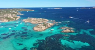 Cala Corsara ile Spargi Adası 'nın havadan görünüşü, La Maddalena Takımadası, Sardinya, İtalya' da turkuaz bir suyla yıkanan beyaz bir kumsal..