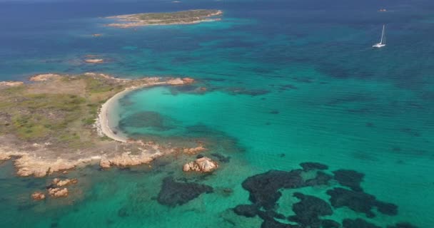 Vista Aérea Ilha Tavolara Rodeada Por Mar Límpido Turquesa Sardenha — Vídeo de Stock