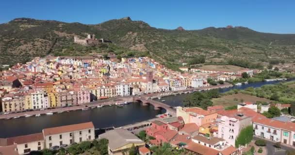 이탈리아 사르데냐 아름다운 중세성 보사라는 아름다운 마을을 공중에서 내려다본 — 비디오