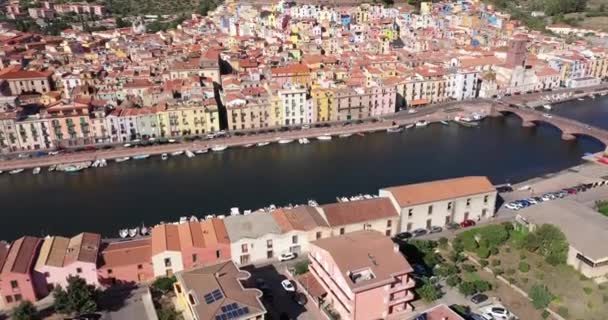 Vista Aérea Del Hermoso Pueblo Bosa Con Casas Colores Castillo — Vídeo de stock