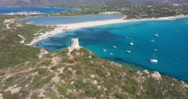 Spiaggia di Porto Giunco 'nun havadan görünüşü, 17. yüzyıl gözlem kulesi yakınlarındaki güzel bir koy, Porto Giunco' nun Aragonese Kulesi, Sardinya, İtalya