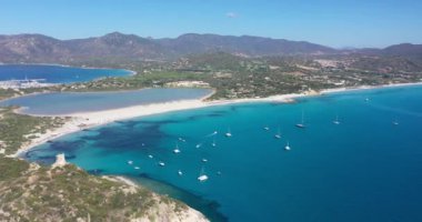 Spiaggia di Porto Giunco 'nun havadan görünüşü, 17. yüzyıl gözlem kulesi yakınlarındaki güzel bir koy, Porto Giunco' nun Aragonese Kulesi, Sardinya, İtalya