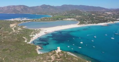 Spiaggia di Porto Giunco 'nun havadan görünüşü, 17. yüzyıl gözlem kulesi yakınlarındaki güzel bir koy, Porto Giunco' nun Aragonese Kulesi, Sardinya, İtalya