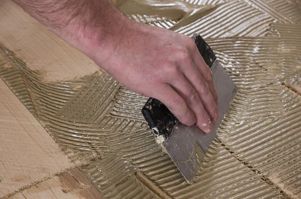 Aplicación de adhesivos de parquet . — Foto de Stock