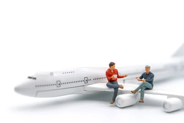 Utazási Koncepció Két Férfi Miniatűr Figura Emberek Csésze Kávé Beszél — Stock Fotó