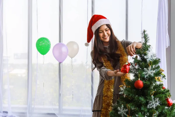 Die Weihnachtszeit Lässt Grüßen Lächeln Asiatische Frau Hält Weihnachtsschmuck Und — Stockfoto
