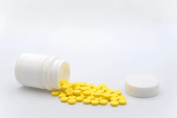 Концепция Медицины Здравоохранения Крупный План Желтых Таблеток Бутылкой Белом Фоне — стоковое фото