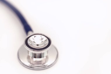 Beyaz arkaplanda doktor stetoskobu yığını.