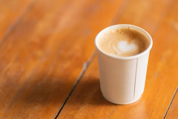 Κλείσιμο Μιας Χρήσης Takeaway Χάρτινο Φλιτζάνι Ζεστό Καφέ Latte Καρδιά — Φωτογραφία Αρχείου