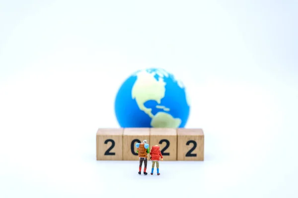2022 Nowy Rok Koncepcja Podróży Zbliżenie Dwóch Miniaturowych Figurek Podróżnika — Zdjęcie stockowe